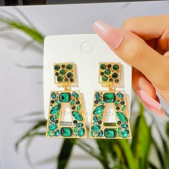 Jewelry - NWT Dazzling green rhinestone earrings